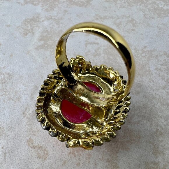 Vintage Magenta Cabochon Gold Tone Ring Adjustable Retro Glam Size 8 - Picture 5 of 5